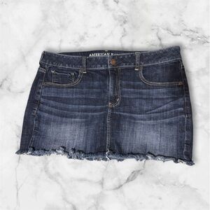 American Eagle Denim Skirt
EUC
Measurements in photos
So cute!!